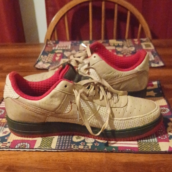 Nike Beige and Red Sneakers with Green Accents - Picture 6 of 7